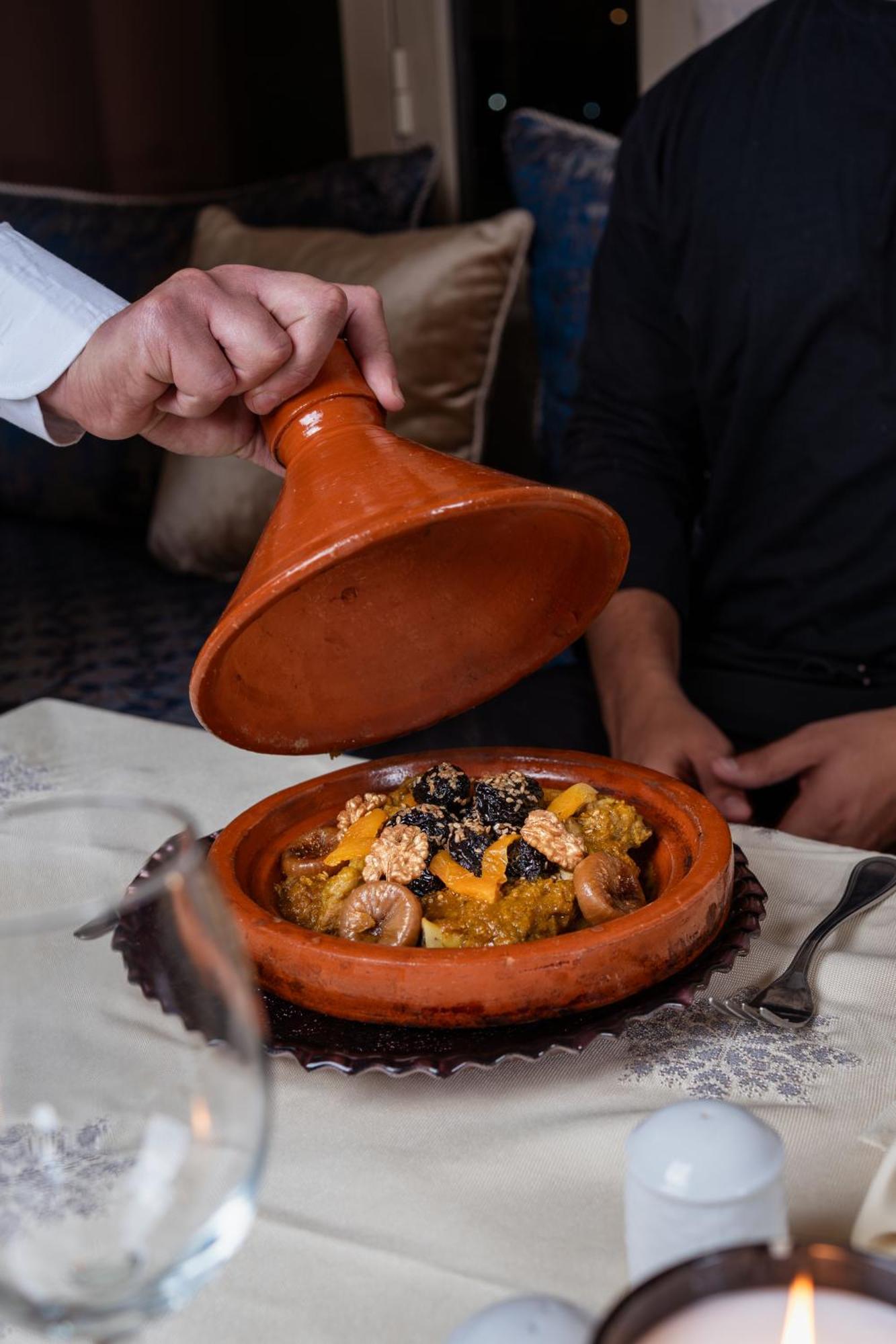 Kenzi Menara Palace & Resort Марракеш Екстер'єр фото A tajine being served