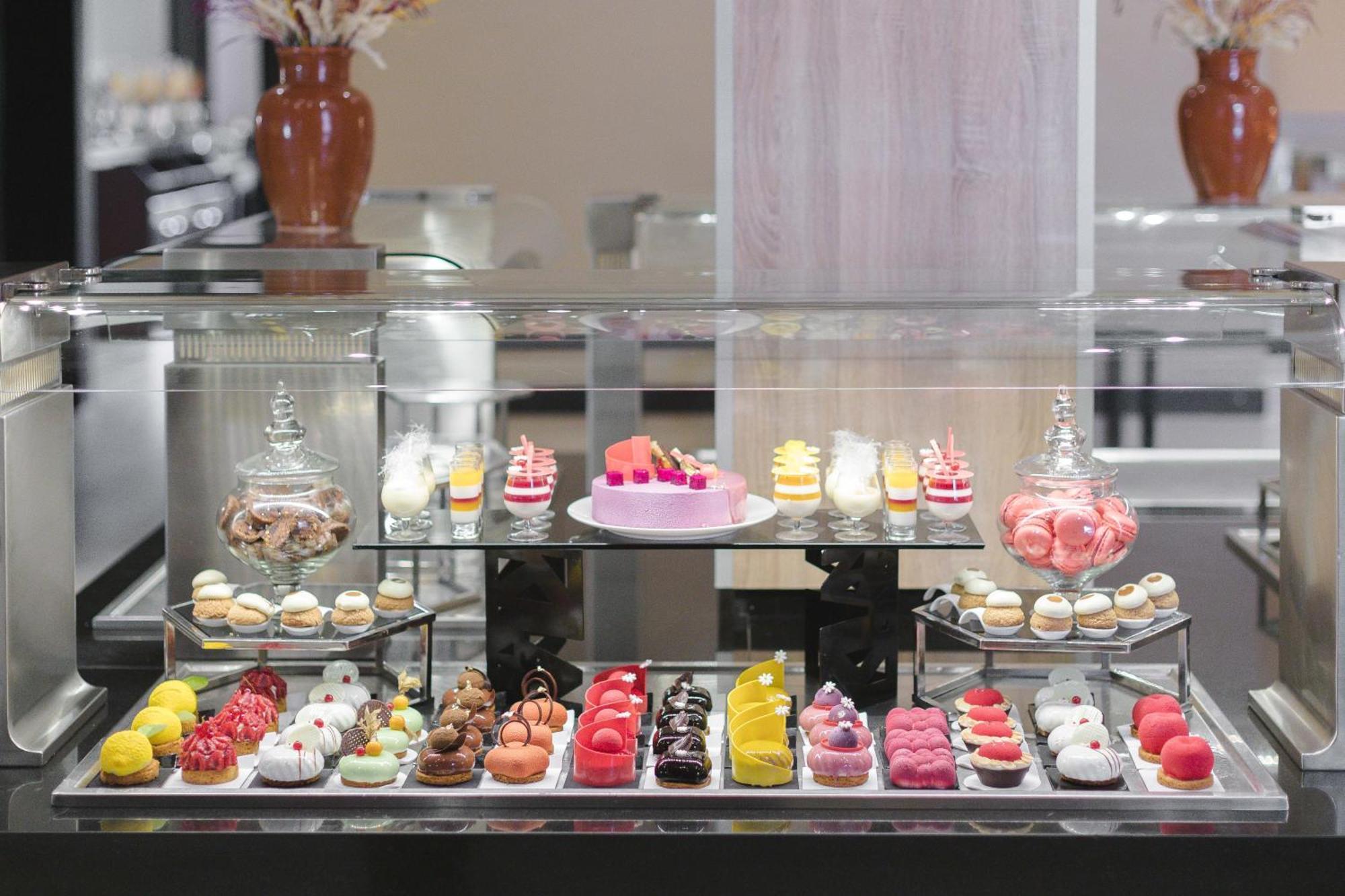 Kenzi Menara Palace & Resort Марракеш Екстер'єр фото A display of French desserts