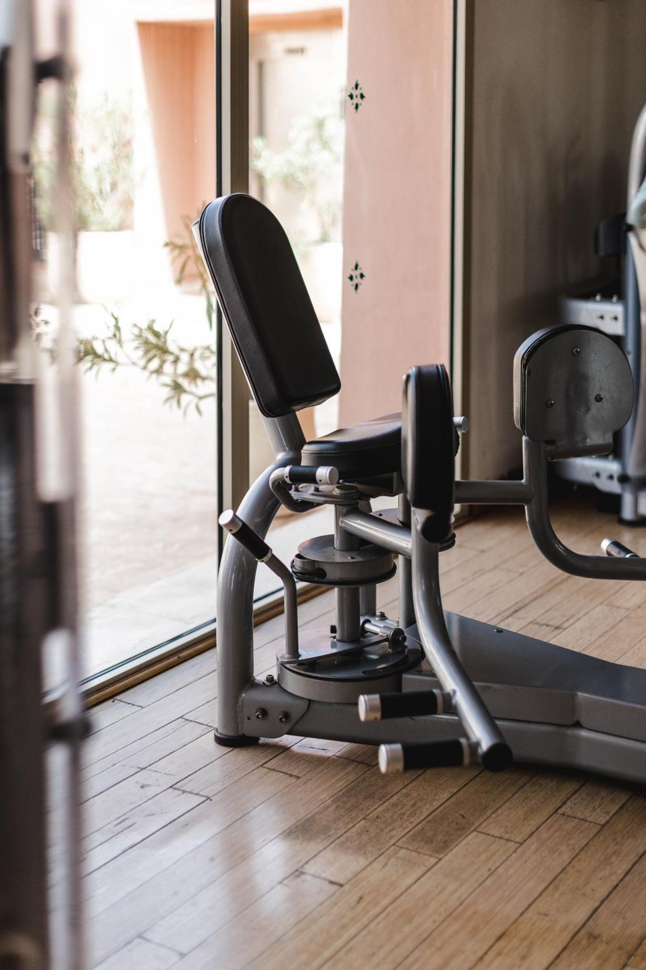 Kenzi Menara Palace & Resort Марракеш Екстер'єр фото A leg press machine