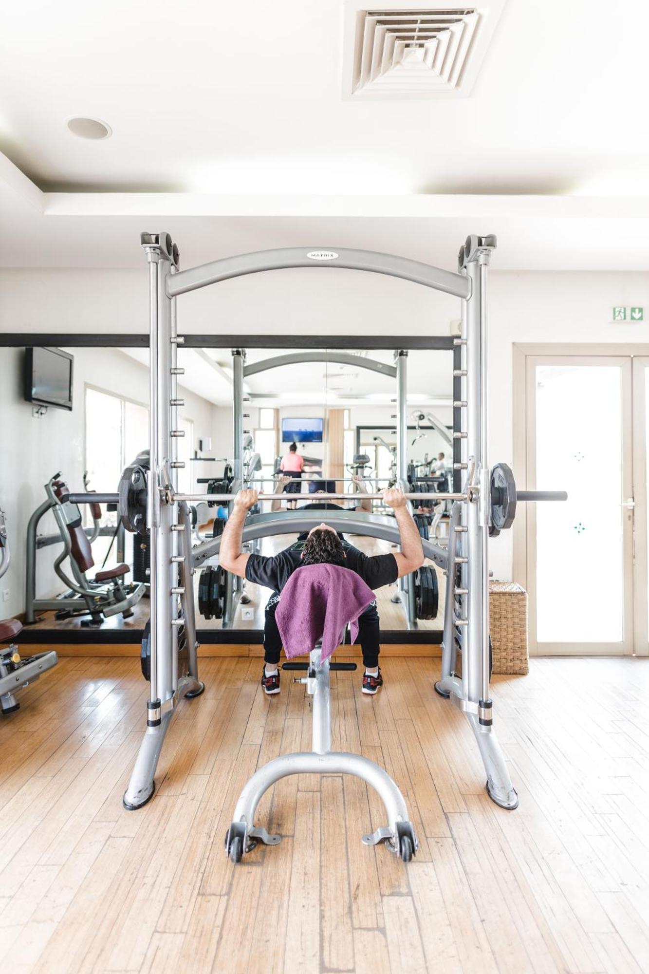 Kenzi Menara Palace & Resort Марракеш Екстер'єр фото A woman performing a bench press with a Smith machine